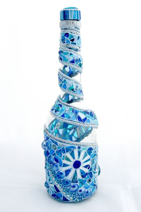 Bottle Plant, Mosaic Bottles, Mosaic Inspiration, Glass Painting Designs, Wine Glass Art, Diy Glass Bottle Crafts, Wine Bottle Art, Glass Bottles Art, Glass Art Projects