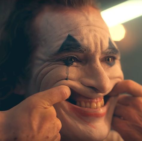 Joker (2019) Photo Joker Phoenix, Joker Smile, Joker Joaquin, Smile Tattoo, Joker 2, Arthur Fleck, Joker 2019, Crying Face, Joker Face