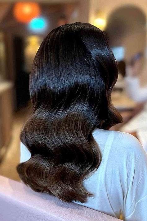 Elegant medium-length hair with soft, polished waves for a refined look Medium Hair Hollywood Waves, Hollywood Waves Medium Length Hair, Glam Waves Short Hair, Elegant Medium Length Hairstyles, Soft Hollywood Waves, Hollywood Wedding Hair, Medium Length Wedding Hair, Soft Waves Hair, Middle Length Hair