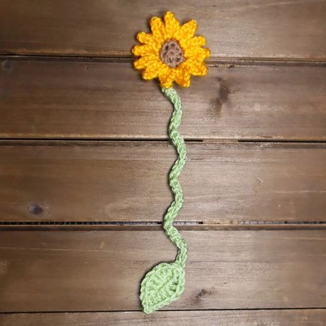 Free Pattern: Sunflower Bookmark Sunflower Crochet Bookmark Pattern, Sunflower Bookmark, Crochet Bookmarks Free Patterns, Easy Crochet Bookmarks, Crochet Craft Fair, Crochet Bookmark Pattern, Crochet Bookmark, Flower Bookmark, Crochet Sunflower