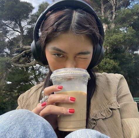 Girl With Headphones, Chica Cool, Downtown Girl Aesthetic, Eleanor Calder, Foto Baby, Pics Inspo, Foto Ideas Instagram, Downtown Girl, How To Pose