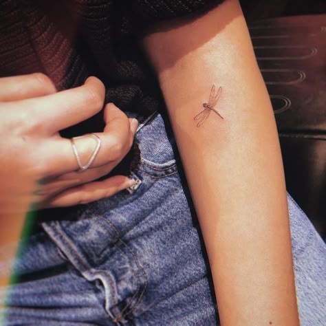 Small Dragonfly Tattoo, Dragonfly Tattoo Design, Petite Tattoos, Tattoos Geometric, Inspiration Tattoos, Cute Small Tattoos, Dragonfly Tattoo, Discreet Tattoos, Dainty Tattoos