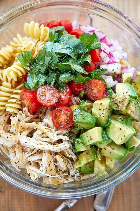 Healthy Chicken Pasta Salad - #chicken #salad #eatwell101 #recipe - Packed with flavor, protein and veggies! This healthy chicken pasta salad is loaded with tomatoes, avocado, and fresh basil. - #recipe by #eatwell101 Healthy Chicken Pasta Salad, Pasta Salad With Avocado, Chicken Pasta Salad Recipes, Sweets Healthy, Avocado Pasta Salad, Healthy Chicken Pasta, Salad With Avocado, Chicken Pasta Salad, Avocado Tomato