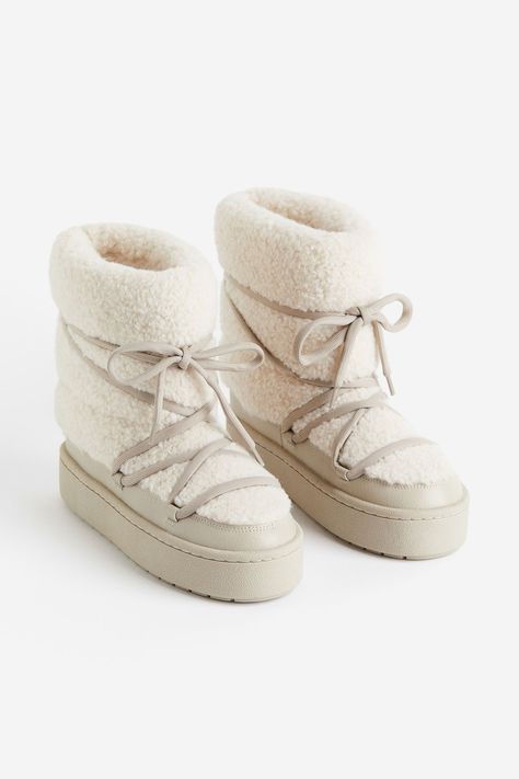 One of Y2K’s biggest trends, Moon Boots, are making a major comeback this autumn/winter, and H&M just dropped a £43 alternative to the iconic £150 pair that are sold out everywhere Aspen Outfits, Hm Boots, Moon Boots Outfit, Snow Boots Outfit, Cold Weather Shoes, H&m Boots, Winter Boots Outfits, Fleece Boots, H&m Shoes