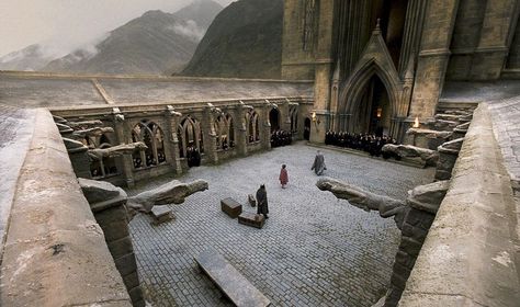 Hogwarts courtyard. Hogwarts Battle, Aesthetic Hogwarts, Harry Potter Script, Harry Potter Ron, Castle Aesthetic, Harry Potter Images, Hogwarts Castle, Hogwarts Aesthetic, Aesthetic Dress