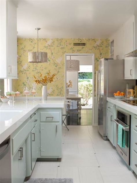 We love this affordable 1950's kitchen makeover featured by the Today Show. Blizzard quartz countertops give this gorgeous new space a clean look. 1950s Inspired Kitchen, 1950s Kitchen Remodel, California Kitchen, 50s Kitchen, 1950s Kitchen, Kabinet Dapur, Tile Countertops, Kitchen Remodel Before And After, Casa Vintage