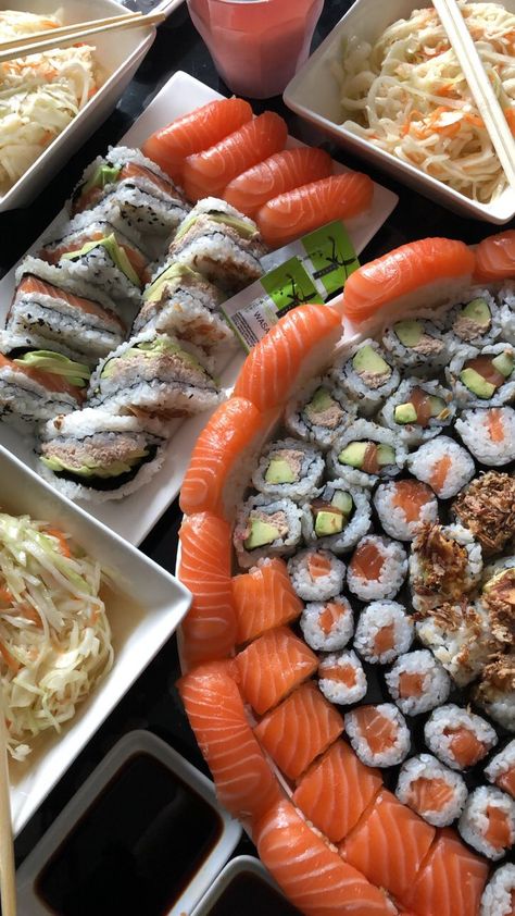 Sushi Aesthetic Instagram Story, Aesthetic Sushi, Pasti Fit, Sushi Aesthetic, Sushi Salad, Types Of Sushi, Nigiri Sushi, Salad Sauce, Sushi Plate