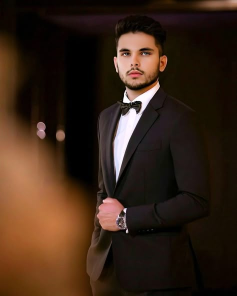 Man Suit Pose, Men Suit Poses, Pant Design For Men, Groom Single Poses, Dulha Single Pose, Wedding Groom Poses, Coat Poses, Reception Poses, Groom Shoot