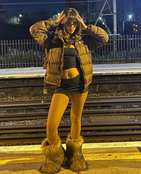 Brown Fur Boots Outfit Y2k, Brown Fluffy Boots Outfit, Outfits With Fluffy Boots, Fluffy Boots Y2k, Fur Boots Outfit Y2k, Brown Fur Boots Outfit, Fluffy Boots Outfits, Fuzzy Boots Outfit, Fur Boots Outfit