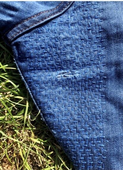 Fix Ripped Jeans, Återvinna Jeans, How To Patch Jeans, Repair Jeans, Denim Repair, Mending Clothes, Sewing Machine Thread, Boro Sashiko, Patch Jeans