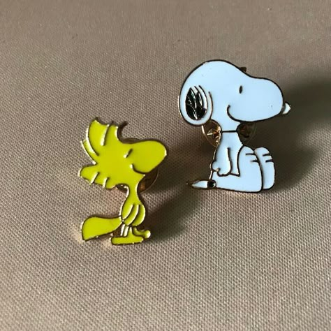 Pines Aesthetic, Cute Pins For Backpacks, Snoopy Things, Woodstock Bird, Rainbow Cartoon, Woodstock Peanuts, Hat Brooch, Peanuts Snoopy Woodstock, Backpack Decoration