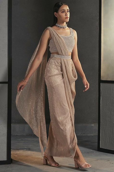 Modern saree design Drape Saree Indo Western, Drape Dresses Indian, Namrata Joshipura, Draping Dress, Drape Sarees, Draped Saree, Saree Draping Styles, Modern Saree, Draping Fashion