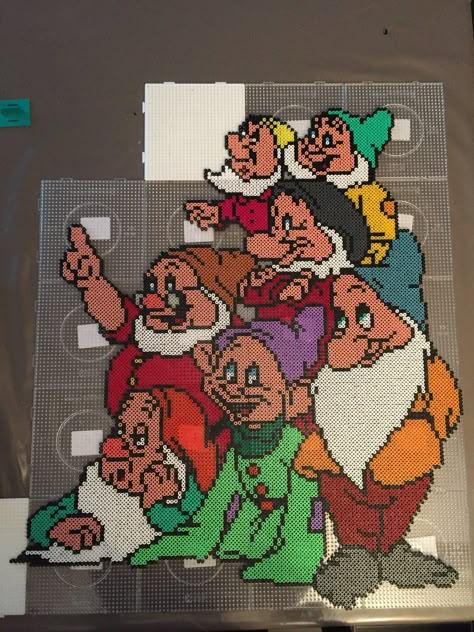 Hama Beads Disney, Hama Disney, Christmas Perler Beads, Modele Pixel Art, Pearl Beads Pattern, Sette Nani, Easy Perler Beads Ideas, Fuse Bead Patterns, Perler Art