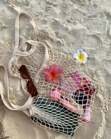 Instagram Vibes Posts, Summer Beach Vibes Aesthetic, Phuket Instagram Story, Beach Instagram Photos, Aesthetic Pictures Beach, Beach Trip Aesthetic, Beach Photo Aesthetic, Beach Moodboard, Beach Bag Aesthetic