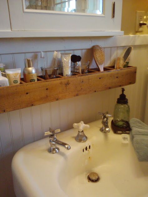 Caddy shelf Koti Diy, Small Bathroom Storage, Small Space Living, Bathroom Organization, Apartment Living, The Bathroom, Bathroom Storage, Bathroom Sink, Small Bathroom