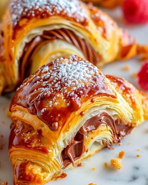 Filled Croissant Recipe, Filled Croissants, Croissants Recipe, Stuffed Crepes, Strawberry Filled Donuts, Crumble Cookie Recipe, Raspberry Crumble, Croissant Recipe, Caramel Desserts