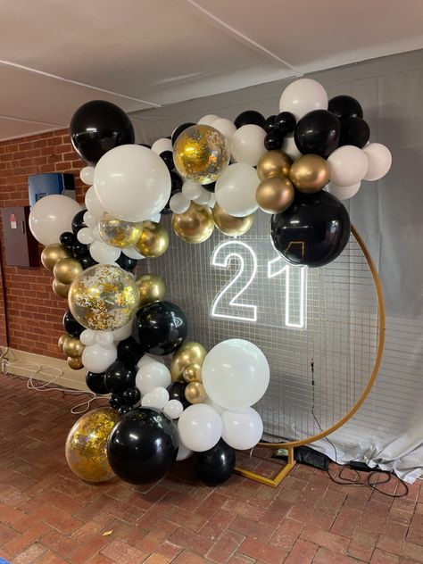 Happy 21st Birthday Cake Topper, Happy 21st Birthday Cake, 21st Birthday Party Decor, 21st Birthday Party Themes, Gold Theme Birthday, 21st Decorations, 21st Birthday Themes, 21st Birthday Balloons, Gold Theme Party