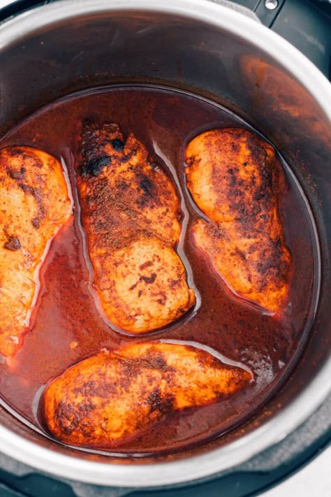 Instant Pot BBQ Chicken - Easy Chicken Recipes Bbq Chicken Instant Pot, Pressure Cooker Bbq Chicken, Barbeque Chicken Recipes, Chicken Breast Instant Pot Recipes, Instant Pot Bbq Chicken, Bbq Chicken Breast Recipe, Chicken Instapot, Pressure Cooker Recipes Chicken, Chicken Breast Instant Pot