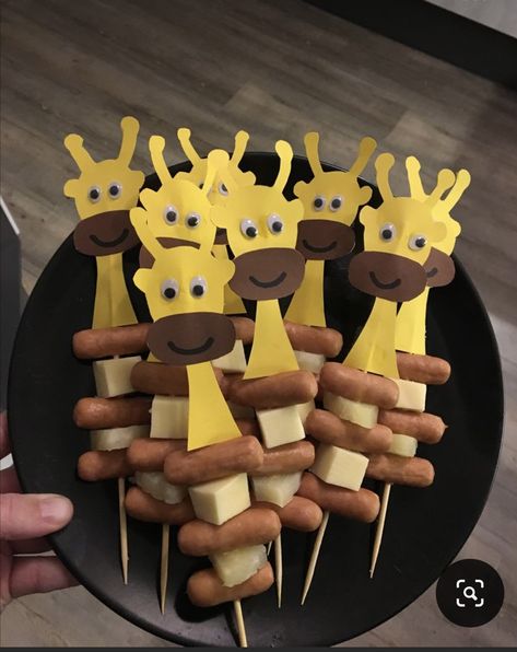 Zoo Snack Ideas, Giraffe Birthday Party Ideas, Zoo Party Food Ideas, Jungle Snacks For Kids, Giraffe Party Ideas, Giraffe Theme Birthday Party, Jungle Themed Food, Wild One Birthday Party Food, Zoo Snacks