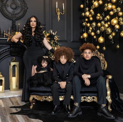 Glam Family Photoshoot, Mommy Daughter Photoshoot, Family Christmas Pictures Outfits, Family Holiday Pictures, Christmas Couple Pictures, Royal Family Fashion, Christmas Pictures Outfits, Fall Photo Shoot Outfits, Christmas Poses