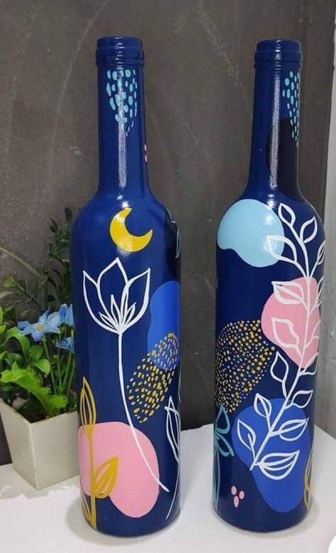 Boho Bottle Painting, Glass Bottle Decor Ideas, Unique Bottle Art, Bottle Painting Ideas, Beer Bottle Art, Bottles Decoration Diy, Glass Bottle Decor, Beer Bottle Crafts, Glass Decor Ideas