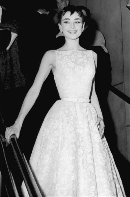 Audrey Hepburn Oscar, Audrey Hepburn Givenchy, Best Oscar Dresses Of All Time, Audrey Hepburn Outfit, Vestidos Oscar, Best Oscar Dresses, Most Expensive Dress, Oscar Gowns, Old Hollywood Fashion