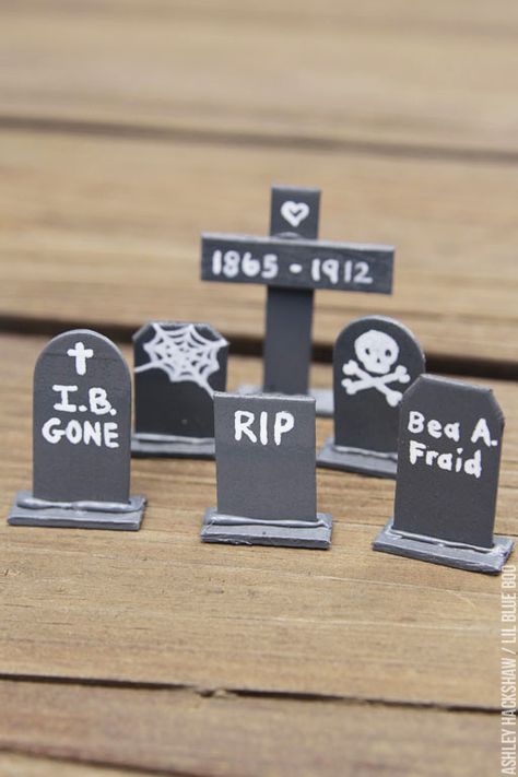 How to make halloween tombstones and graveyard Popsicle Sticks Halloween Crafts, Barn Greenhouse, Diy Halloween Village, Tombstone Diy, Wood Picket Fence, Halloween Fairy Garden, Halloween Tablescape, Casa Halloween, Halloween Wood Crafts