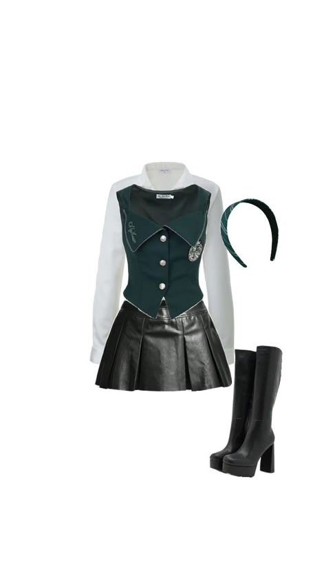 Cute Hogwarts Outfits, Slytherin Cheer Uniform, Harry Potter Slytherin Outfits, Hogsmeade Outfit, Hogwarts Fits, Slytherin Uniform Female, Harry Potter Aesthetic Outfits, Harry Potter Dr Outfits, Slytherin Aesthetic Outfit