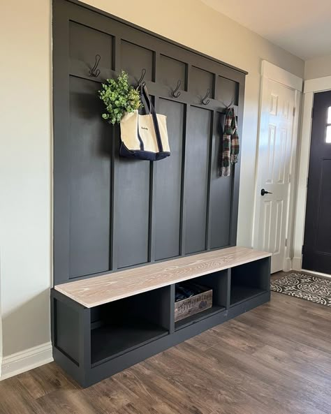 Mudroom Storage Lockers, Diy Mudroom Ideas, Pine Dining Room, Hall Tree Bench, Mudroom Remodel, Mudroom Lockers, Diy Mudroom, Entrance Furniture, Mudroom Decor