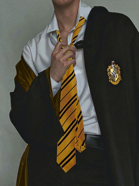 Rolf Scamander, Hufflepuff Uniform, Hufflepuff Outfit, Hogwarts Uniform, Hogwarts Outfits, Hufflepuff Aesthetic, Hufflepuff Pride, Hufflepuff House, Harry Potter Cosplay