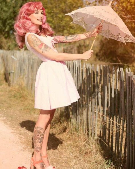 Pinterest: @ashleyaha Pink Hair And Tattoos, Moda Pin Up, Mode Rockabilly, 50s Photos, Persian Girl, Rockabilly Mode, Vintage Style Tattoos, Pinup Photography, Burlesque Vintage