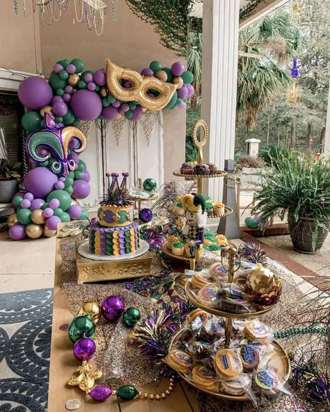 Twosday Birthday Party, Mardi Gras Diy, Mardi Gras Party Ideas, Mardi Gras Party Decorations, Madi Gras, New Orleans Party, Mardi Gras Wedding, Mardi Gras Theme, Mardi Gras Centerpieces