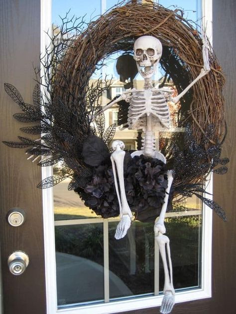 Halloween Outdoors, Diy Halloween Dekoration, Wreaths Design, Scary Halloween Decorations Outdoor, Skeleton Wreath, Halloween Decor Diy, Casa Halloween, Diy Halloween Wreath, Halloween Outdoor