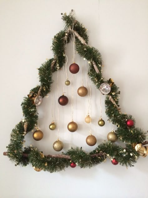 Wall Tree With Garland, Christmas Tree Wall Hangings, Wall Decor Christmas Diy, Garland Wall Christmas Tree, Garland Tree On Wall, Garland Christmas Tree On Wall, Wall Xmas Tree Ideas, Flat Wall Christmas Tree, Flat Christmas Tree Wall