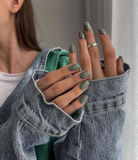 Gel Manicure Green, Nail Ideas For Summer 2024, Nails 2024 Green, January Nail Colors 2024, Short Summer Nail Ideas 2024, Classy Green Nails, Green Gel Nails Ideas, Summer Classy Nails, Simple Fall Nails