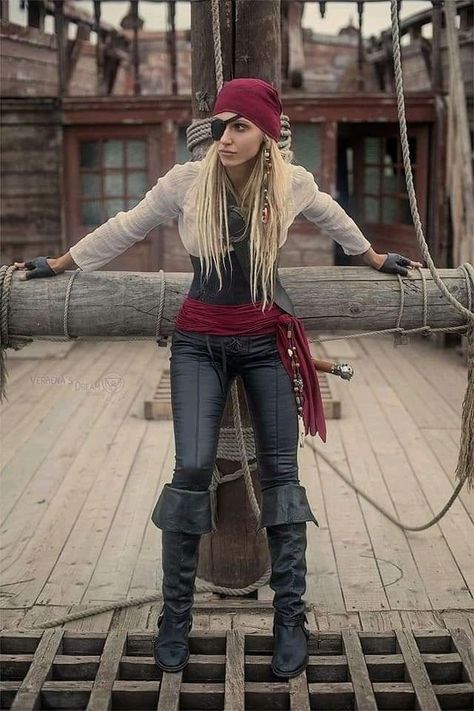 Pirate Costume Diy, Pirate Garb, Female Pirate Costume, Pirate Cosplay, Pirate Halloween Costumes, Pirate Outfit, Pirate Fashion, Pirate Halloween, Smink Inspiration