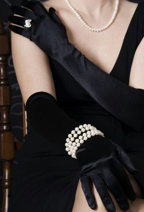 Opera Gloves Outfit, Black Gloves Aesthetic, Dress With Gloves Classy, Black Dress With Gloves, Aesthetic Gloves, Pearl Necklace Outfit, Glamour Gloves, Black Dress With Pearls, Gloves Aesthetic