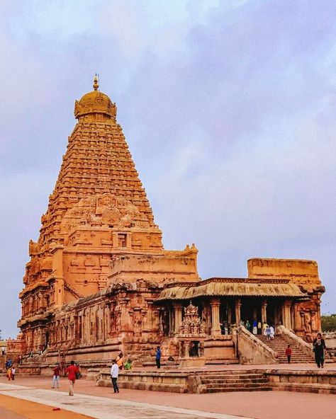 Brihadishvara Temple, is a Shaivite Hindu temple built in a Chola architectural style located on the south bank of the Cauvery river in Thanjavur, Tamil Nadu, India. It is one of the largest Hindu temples and an exemplar of Tamil architecture. Built by Chola emperor Rajaraja I between 1003 and 1010 CE, the temple is a part of the UNESCO World Heritage Site known as the "Great Living Chola Temples". Thanjai Periya Kovil Wallpaper, Tamil Architecture, Chola Temples, Buddha Statue Home, Indian Temple Architecture, Hindu Temples, Ancient Indian Architecture, Temple Photography, Temple Pictures