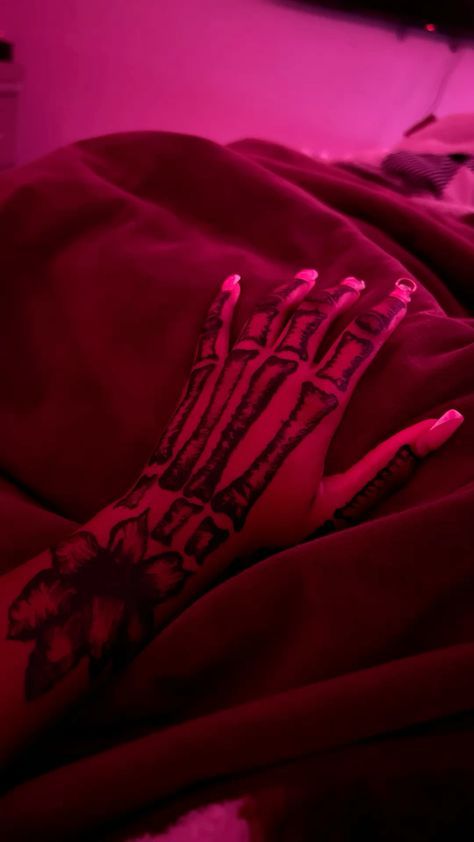 Henna Designs Skeleton, Skeleton Henna Tattoo, Hanna Tattoo Hand Easy, Henna Tattoo Designs Hand Skeleton, Skull Henna Tattoo, Henna Designs Skeleton Hand, Skeleton Henna Designs, Red Henna On Dark Skin, Henna Skeleton Hand