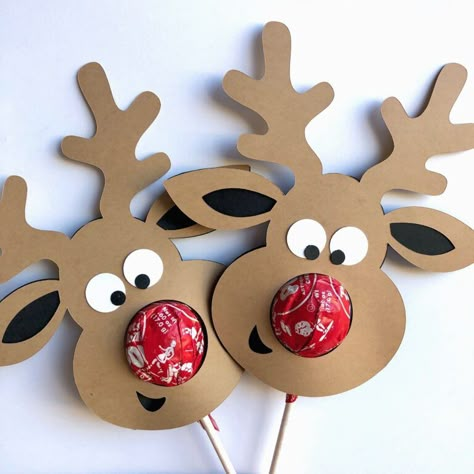 ¡Adornos Navideños Que Puedes Hacer Con Materiales Reciclados! – Manualidades eli Reindeer Suckers, Rudolph The Red Nosed Reindeer Crafts, Reindeer Lollipop, Rudolf The Red Nosed Reindeer, Rudolph Crafts, Reindeer Craft, Gift Basket Ideas Christmas, Rudolph The Red Nosed Reindeer, Gift For Mom Christmas