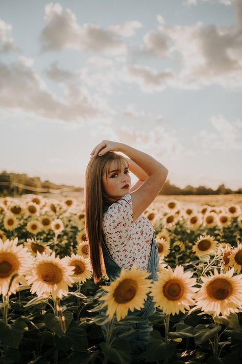 Sunflower Field Graduation Pictures, Sunflower Field Senior Pictures, Sunflower Poses Picture Ideas, Sunflower Feild Pics, Sunflower Patch Photoshoot, Loss Photoshoot, Sunflower Senior Pictures, Field Photoshoot Ideas, Sunflower Pics