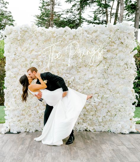 Flower Wall Background Wedding, Flower Wall Wedding Photo Booths, White Flower Background Wedding, Photo Wall Ideas Wedding Receptions, White Floral Photo Backdrop, Wedding Wall Flowers Backdrop Ideas, Cute Wedding Backdrop, Flower Wall Alter, Rose Wall Backdrop Wedding