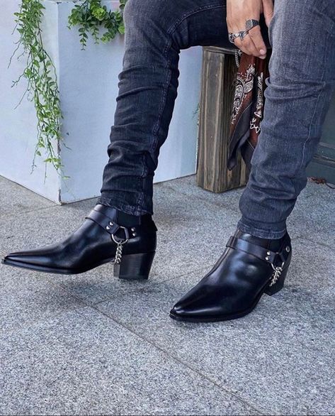 SaintLaurentNation (@saintlaurentnation) • Instagram photos and videos Boots With Chains, Botas Outfit, Street Style Boots, Office Boots, Dress Leather Boots, Black Leather Chelsea Boots, Men In Heels, Mens Dress Boots, Mens Winter Boots