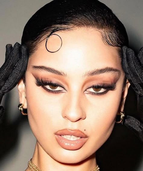 Snatched Eye Look, Editorial Smokey Eye, Modern Grunge Makeup, Smoked Liner Makeup, Cool Eye Shadow Looks, Red Lip Looks Black Women, Mafia Wife Makeup, Dark Makeup Looks Grunge Smokey Eye, Red Waterline Makeup