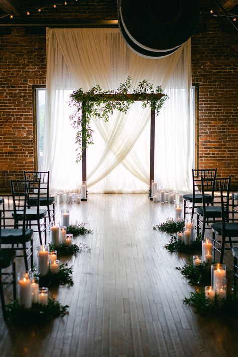 Wedding Arch Industrial, Wedding Reception Ideas Indoor Simple, Altar Decorations Wedding, Isle Flowers, Simple Wedding Venues, Isle Decor, Home Wedding Ideas, Small Weddings Ceremony, Wedding Alters