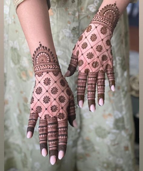 Mehndi Design Unique Modern, Simple Mehndi Designs Wedding, Hina Mehndi Design Simple, Simple Mehndi Designs Traditional, Simple Mehendi For Bride, Simple Wedding Mehendi, Rakhi Mehendi Designs Simple, Simple Mehendi Designs For Engagement, Simple Mehendi For Engagement