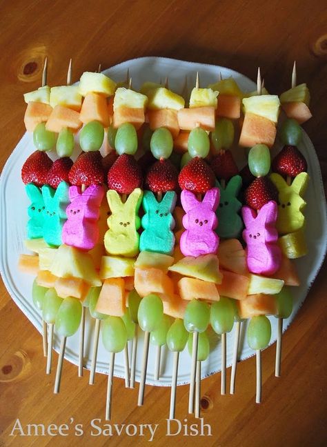 Need a fun and fast dessert idea for Easter? Try making these cute Peep kabobs. Fast Desserts, Easter Appetizers, Easter Snacks, Decorações Com Comidas, Here Comes Peter Cottontail, Fruit Kabobs, Easter Goodies, Peter Cottontail, Easter Food