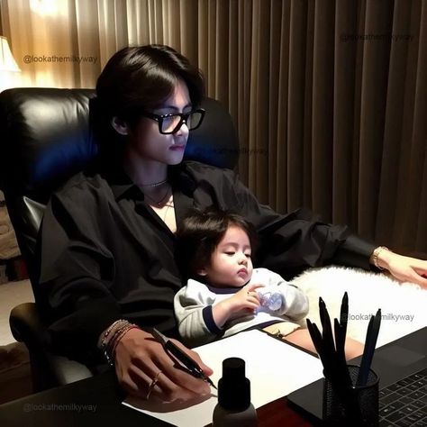 Taehyung As A Father, Taehyung Father, Kim Taehyung Family, Taehyung With Baby, Taehyung Family, Tari Hip Hop, V Bta, Bts V Photos, Taehyung Fanart