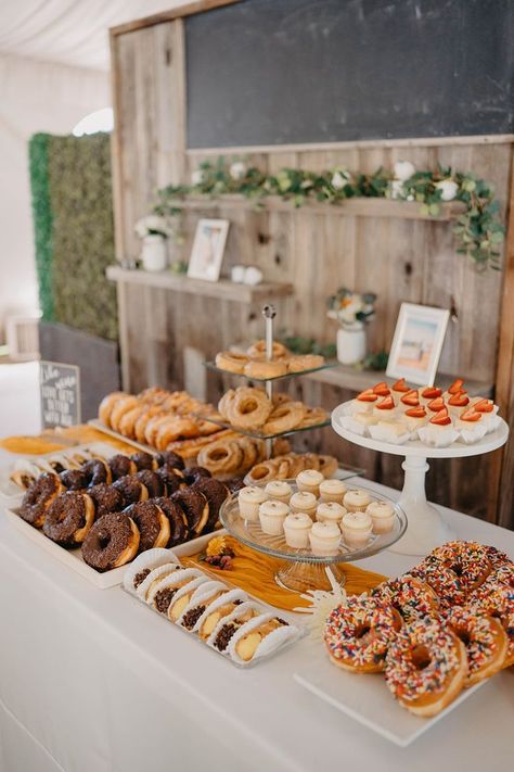 Summer Color Wedding, Donut Dessert Table, Diy Dessert Table, Graduation Party Desserts, Florist Business, Buffet Dessert, Wedding Donuts, Donut Bar, Light Elegance