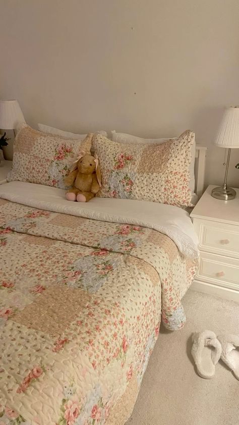 Cosy Room Aesthetic, Clean Girl Bedroom, Light Pink Bedroom, Jam Aesthetic, Bedroom Coquette, Brown And White Bedroom, Aesthetic Floor, Night Time Aesthetic, Sage Green Bedrooms